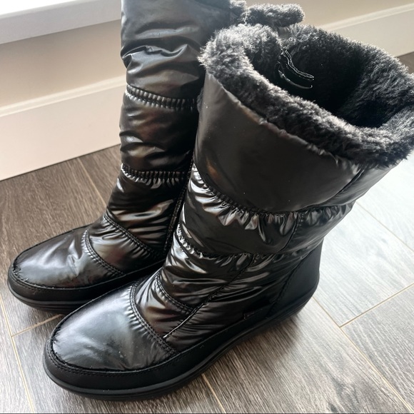 Skechers women’s winter boots - Picture 1 of 4